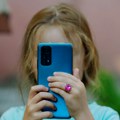 Švedska poziva roditelje da ograniče korišćenje telefona u blizini dece