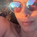 Opalila selfi u vatreno crvenom kupaćem: Sloboda Mićalović pokazala kako se sunča, ovo je letnji raj: tu su i moderne naočare…