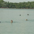 Vrućina menja svest - kupače od ulaska u Palićko jezero ne odvraćaju ni upozorenja sa obale