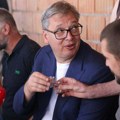 Vučić najavio veće plate za lekare koji pristanu da rade u selima