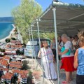 20 Srba ostalo na ulici u Grčkoj, među njima i dete sa invaliditetom! Otišli preko agencije "Barcino travel", satima stoje na…