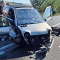Teška nesreća u Kniću: Ima povređenih, automobil se zakucao u zaštitnu ogradu