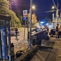 (Foto, video) Delovi betona i cigle rasuti na sve strane! Automobilom uleteo u autobusko stajalište u Borči: Ima povređenih…