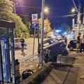 (Foto, video) Delovi betona i cigle rasuti na sve strane! Automobilom uleteo u autobusko stajalište u Borči: Ima povređenih…