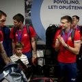 Košarkaši doneli svetske medalje u Srbiju – navijači priredili doček /foto, video/