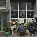 „Da se nikad ne bi zaboravilo“: Red ispred škole „Vladislav Ribnikar“, građani u tišini ostavljaju cveće i pale…