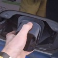 VIDEO: Stavio lažni adapter za punjenje, pa parkirao benzinca na mesto za električna vozila