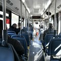 Jeziv snimak iz gradskog prevoza: Muškarac pokušava da iskoči iz autobusa, putnici mole vozača da stane