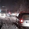 Drama na putu Berane-Rožaje: Sneg pada na severu Crne Gore, na Lokvama zavejana vozila (foto)