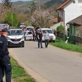 Policija pretražuje dvorište u selu Zlot, dovodila jednog od osumnjičenih