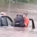 Snimak spasavanja deke iz potopljenih kola u Beogradu! Voda do krova, a radnik Gradske čistoće ga nosio u rukama