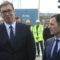 Vučić i Mali doneli pljeskavice radnicima treće smene na gradilištu EXPO (VIDEO)