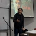 Dragan Mićanović je posetio studente za vreme blokade, održao srčan govor, a zatim se slikao pored fotke koja nosi sa sobom…