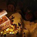 Planinari su na brdu ugledali zatvorenu kutiju kako viri iz zemlje Šokirali su se kada su je otvorili - nisu verovali svojim…