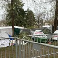 Vetar nosio šatore ispred Skupštine: Odgovornost organizatora skupa i pitanje bezbednosti (VIDEO)