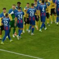 Ukrajinci kao da su krenuli na front: Ogrnuti zastavama, odbili da se rukuju sa igračima Partizana