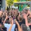 Masa ljudi salutira nacističkim pozdravom u Kninu: Novi jeziv snimak iz Hrvatske, ima li kraja ustaškom ludilu?! (video)