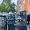 Blokiran sud u Novom Sadu, zaposleni ulaze iza kordona policije, priveden Radivoj Jovović