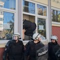 UŽIVO Ispred novosadskog DIF-a intervenisala Žandarmerija: Dekan Patrik Drid dozvolio studentima ulazak na fakultet (FOTO…