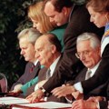 Дејтонски споразум 30 година касније: Како најважнији мир у бившој Југославији и даље обликује политичке тензије у БиХ?