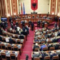 (VIDEO) Baklje u albanskom parlamentu: Sukob opozicije i policije nakon optužbi za korupciju protiv Ramine zamenice
