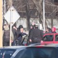 (VIDEO) Tuča nekoliko desetina ljudi u Boru, intervenisala policija