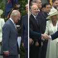 Diplomatski skandal i neviđena blamaža: Tramp se ubacio u red za rukovanje ispred kralja i kraljice, oni u čudu gledali