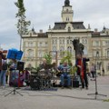 Na Trgu slobode otpočela završna faza performansa "Hodajuća šuma"