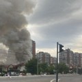 Veliki požar u tržnom centru Enjub u Novom Beogradu: Veliki broj vatrogasaca bori se s vatrenom stihijom, gust crn dim vidi se…