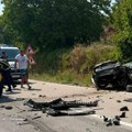(Foto) Auto zgužvan kao limenka, točak odleteo! Prve slike užasa kod Jasenovika: Dramatični prizori sa lica mesta, sumnja se…