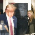 Žena koja Trampa prati u stopu privukla pažnju Amerike: Snimak otkrio šta radi dok predsednik govori