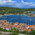 Belgijski umetnik ogradio plažu na Visu: Vlasniku naređeno hitno uklanjanje, pravdao se neznanjem