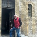 "Daje mi 50 evra svaki dan" Živeo u kući bez struje i vode, pa upoznao ženu koja ga je spasila siromaštva i sad živi u njenoj…