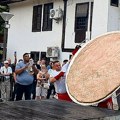 Novi rekord na Roštiljijadi: U Leskovcu napravljena pljeskavica od 80 kilograma