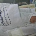 Sjajne vesti iz lozničkog porodilišta: Nerešeno! Za 7 dana 22 bebe, po 11 devojčica i dečaka, među njima i blizanci