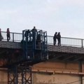 Maloletnica skočila s Brankovog mosta: Preživela pad, Hitna pomoć brzo stigla
