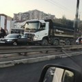 Sudar automobila i kamiona napravio totalni kolaps na plavom mostu: Na Autokomandi nema gde igla da padne, a ovaj pravac je…