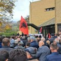 Albanci održali protest ispred Policijske stanice u Medveđi zbog pasivizacije adresa