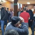 Poljoprivrednici iz Rače noć proveli u opštinskoj zgradi: Protest traje dok se ne ispune zahtevi