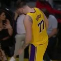 Dok je Dončić napuštao teren zbog povrede, svi su se pitali ko je žena koja sedi na 3. mestu od klupe Lejkersa