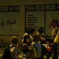 Prostorije SNS u Novom Sadu gađane jajima: Protest „I nama je dosta krvi“ zbog puštanja okrivljenih za prebijanje…