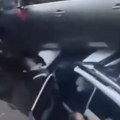 Rupa nasred puta ''progutala'' dva automobila! Putnici jedva uspeli da se izvuku iz vozila (VIDEO)