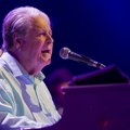 Preminuo legendarni frontmen američke rok grupe „Bič bojs“ Brajan Vilson