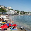 Masovna tuča u Ulcinju: Haos na Maloj Plaži: Jedna osoba teško povređena, uhapšeno devetoro: Sve je počelo kad su se posvađali…