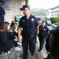 Studenti i građani ispred zgrade DUNP u Novom Pazaru