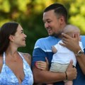Uroš Živković na odmoru sa suprugom i sinom: Pogledajte prve slike njihove bebe FOTO