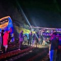 (Uznemirujuće) poginulo najmanje 63 ljudi Krv se razlila po spoljašnjem delu autobusa od siline udara, stravične scene sa…