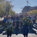 Montira se bina kod Železničke stanice: Kolone građana u tišini sa cvećem pristižu iz 16 pravaca na komemorativni skup (VIDEO)…