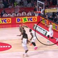 (VIDEO) Košarka se igra glavom: Motiejunas u stilu Jokića