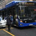 (Foto, video) Taksista otvorio vrata vozila i zakucao ih u gradski autobus: Bizarna situacija u strogom centru grada